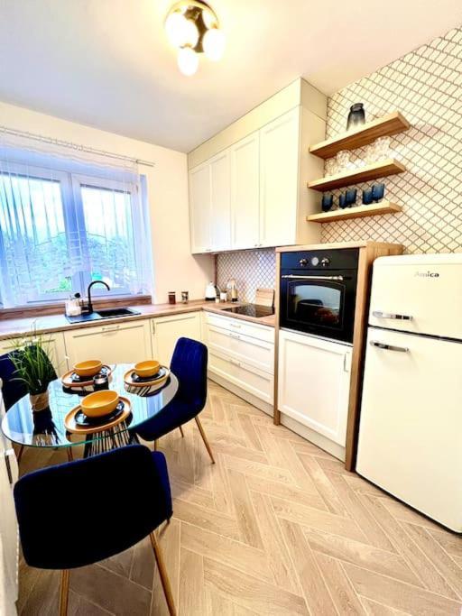 B&W Luxurious Apartment In The Heart Of Вроцлав Екстериор снимка